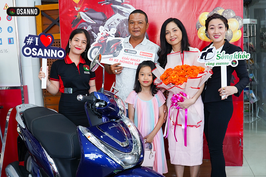 Ghế massage Osanno trao quà cho khách trúng giải nhất xe máy SH MODE trị giá 58.200.000đ