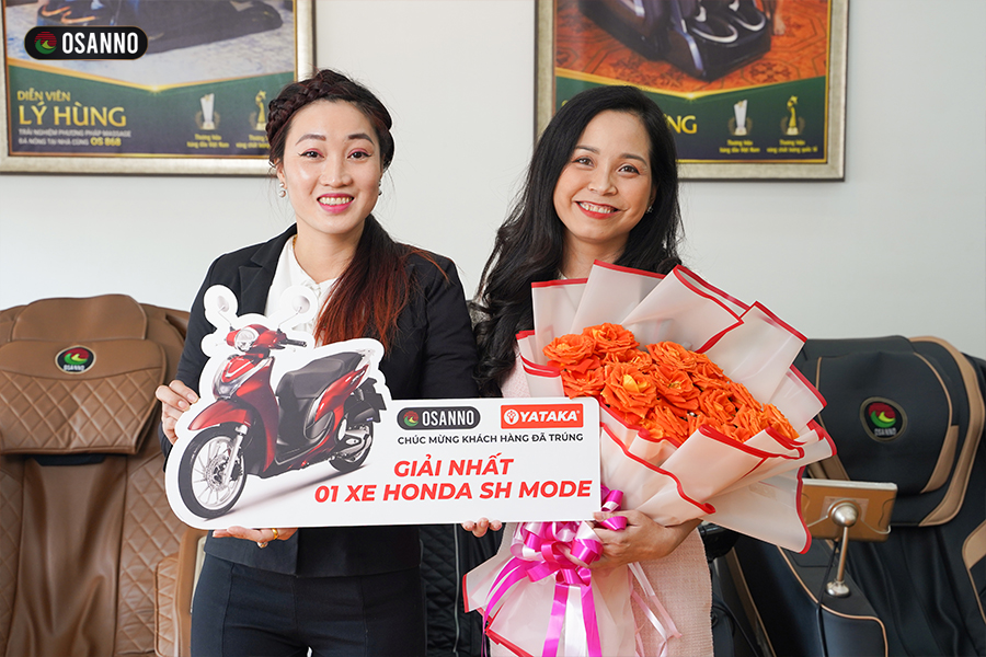 Ghế massage Osanno trao quà cho khách trúng giải nhất xe máy SH MODE trị giá 58.200.000đ
