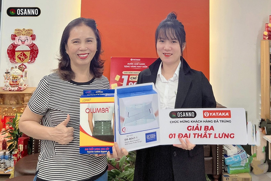 Ghế massage Osanno trao quà cho khách trúng giải ba đai đấm lưng trị giá 590.000đ