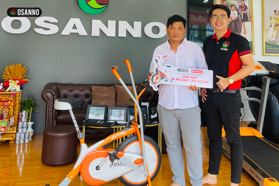 Ghế massage Osanno trao quà cho khách trúng giải nhì xe đạp tập Aguri trị giá 4.600.000đ