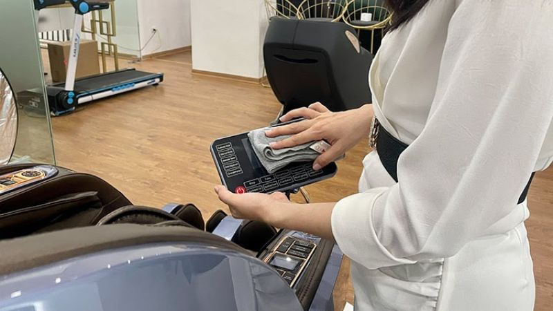Vệ sinh bảng điều khiển ghế massage 