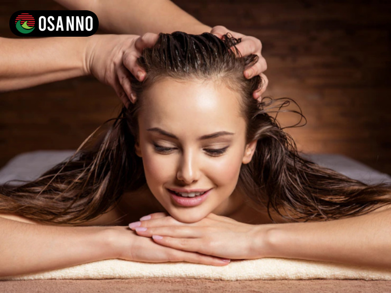 Massage da đầu kết hợp với các dưỡng chất giúp kích thích các nang tóc và tuyến bã nhờn