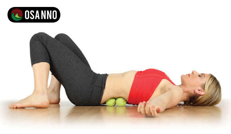 Massage lưng bằng bóng tennis