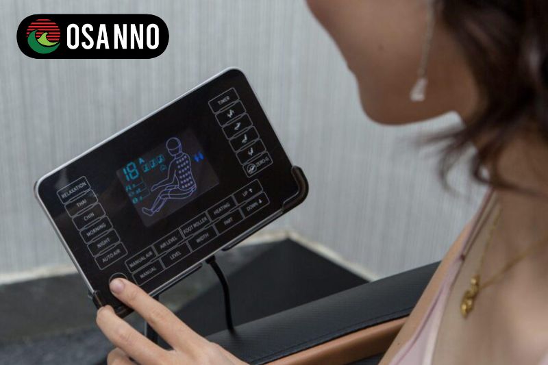 Nên chọn ghế massage có bảng điều khiển rõ ràng, dễ thao tác và thân thiện với người dùng
