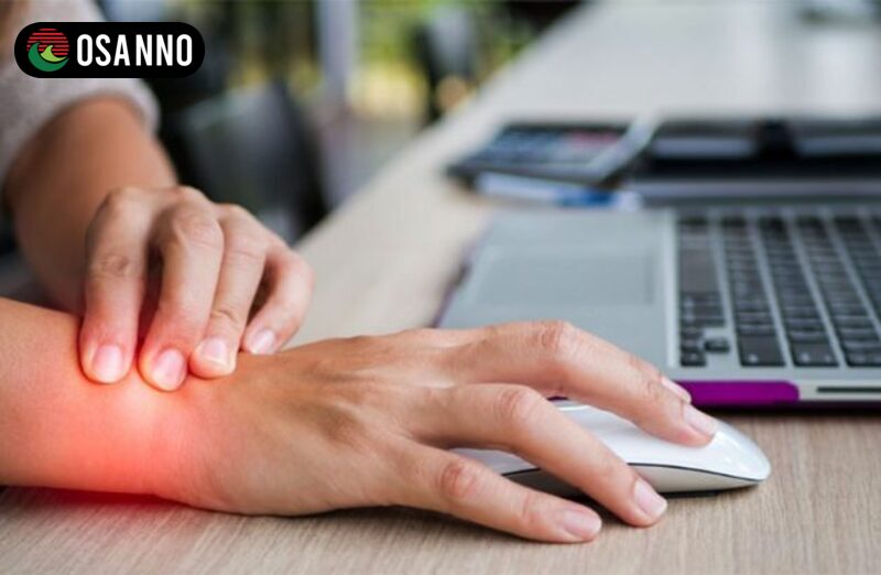 Người làm việc văn phòng là đối tượng rất dễ bị đau, tê bì tay, căng thẳng do làm việc liên tục