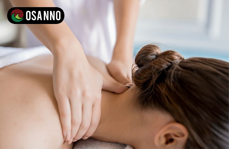 Thực hiện cách massage cổ vai gáy tại nhà bằng tay với 4 động tác cơ bản