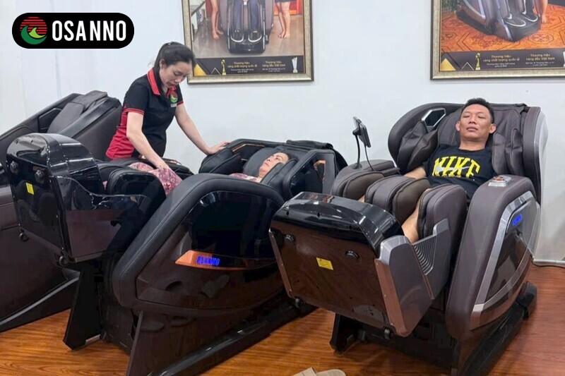 Tựa lưng và đầu sát ghế, hai chân đặt đúng vị trí phần massage chân