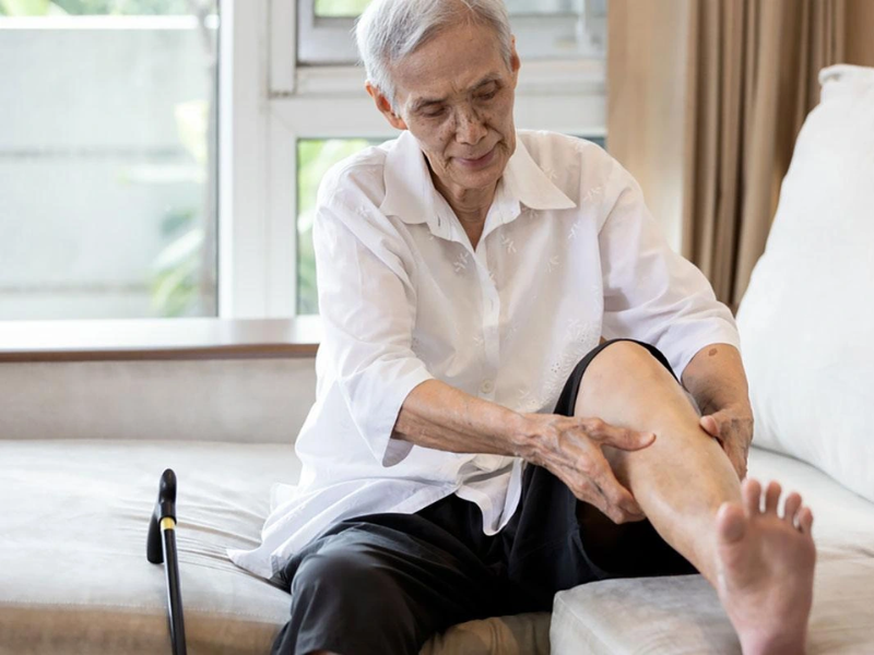 Người trung niên, phụ nữ và người có bệnh xương khớp trong gia đình dễ gặp cứng khớp.