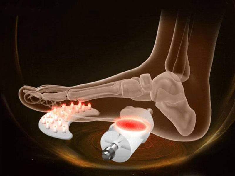 Massage bàn chân kích thích máu lưu thông, giảm tê lạnh.