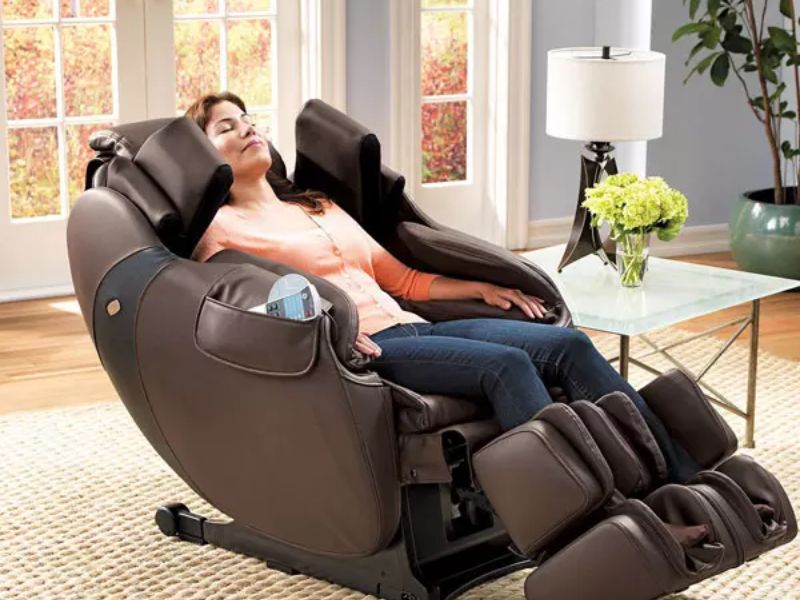 Ghế massage giúp giảm đau, thư giãn cơ quanh khớp, hỗ trợ vận động linh hoạt hơn.