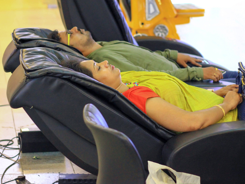 Ghế massage hỗ trợ giảm áp lực cột sống và cải thiện đau nhức cho người bị thoát vị đĩa đệm.