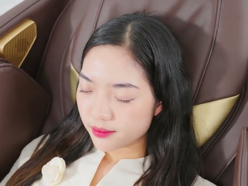 Massage kích hoạt phản ứng thư giãn tự nhiên, giảm hormone căng thẳng và cải thiện tinh thần.