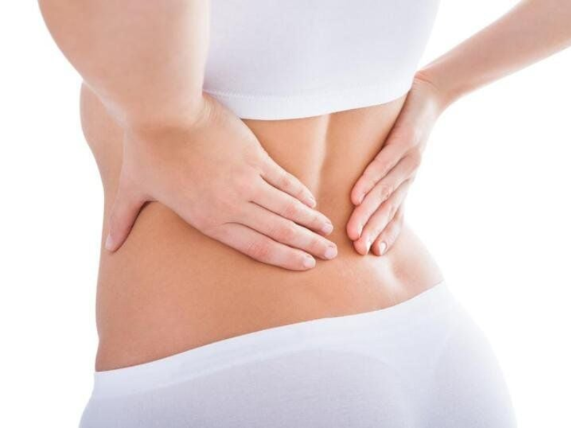 Các yếu tố phổ biến gây đau thắt lưng ở phụ nữ, từ căng cơ, sai tư thế đến các bệnh lý xương khớp.
