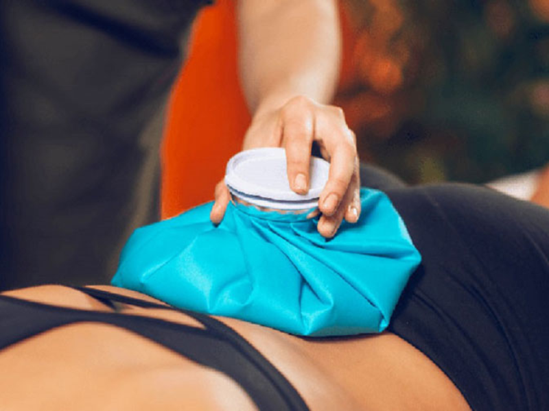 Những phương pháp đơn giản tại nhà giúp giảm đau lưng dưới, từ chườm nóng đến tập giãn cơ.