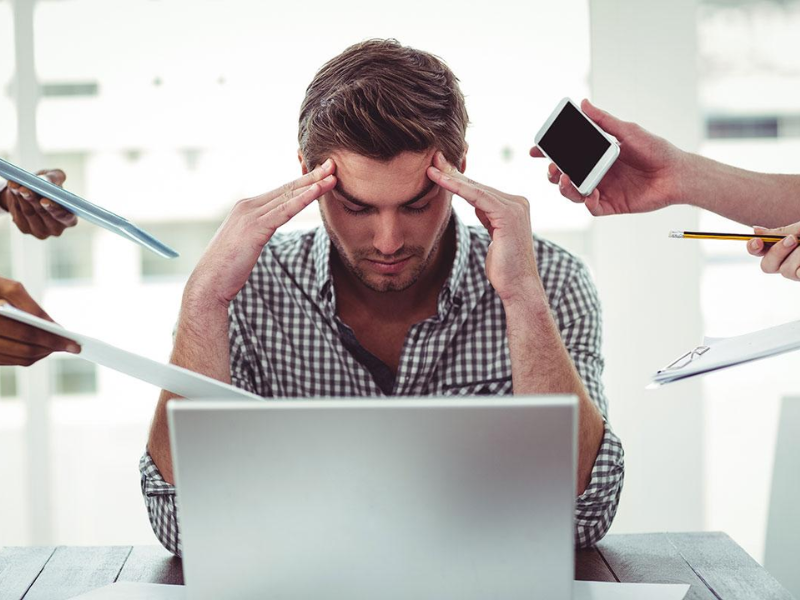 Căng thẳng kéo dài tác động trực tiếp đến tinh thần và cơ thể, gây mệt mỏi và mất tập trung.