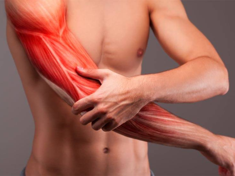 Cơ bắp bị căng cứng gây đau nhức và hạn chế vận động