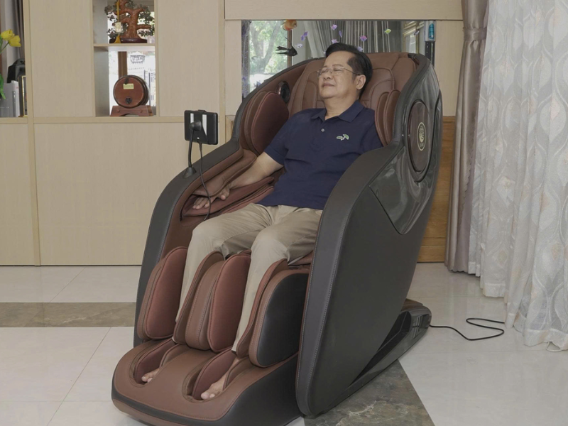 Ghế massage hỗ trợ người hạ huyết áp tư thế an toàn
