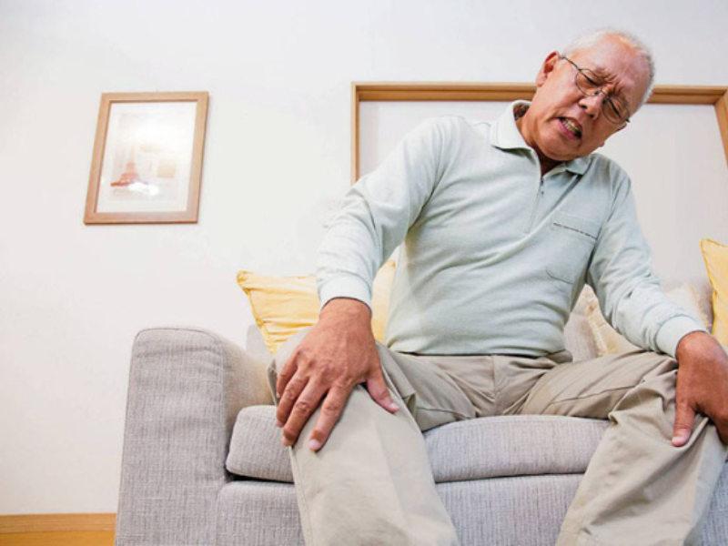 Triệu chứng thoái hóa khớp gối thường gặp ở người lớn tuổi