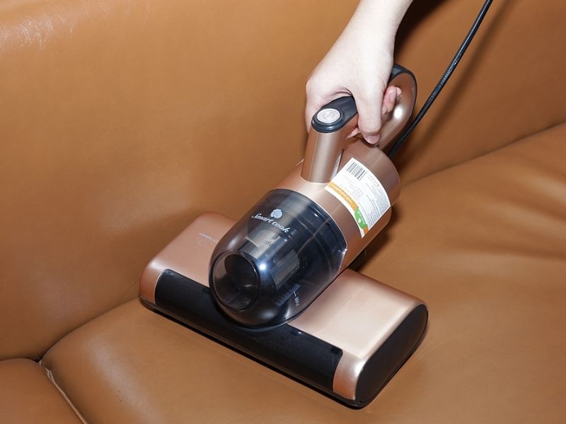 Cách vệ sinh ghế massage bằng máy hút bụi 
