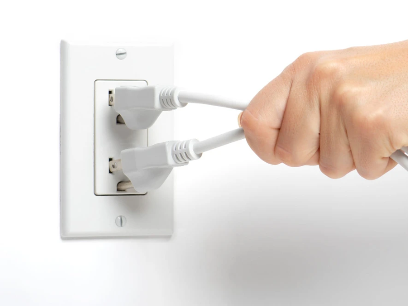 Đảm bảo dây điện và phích cắm an toàn, tránh chập điện