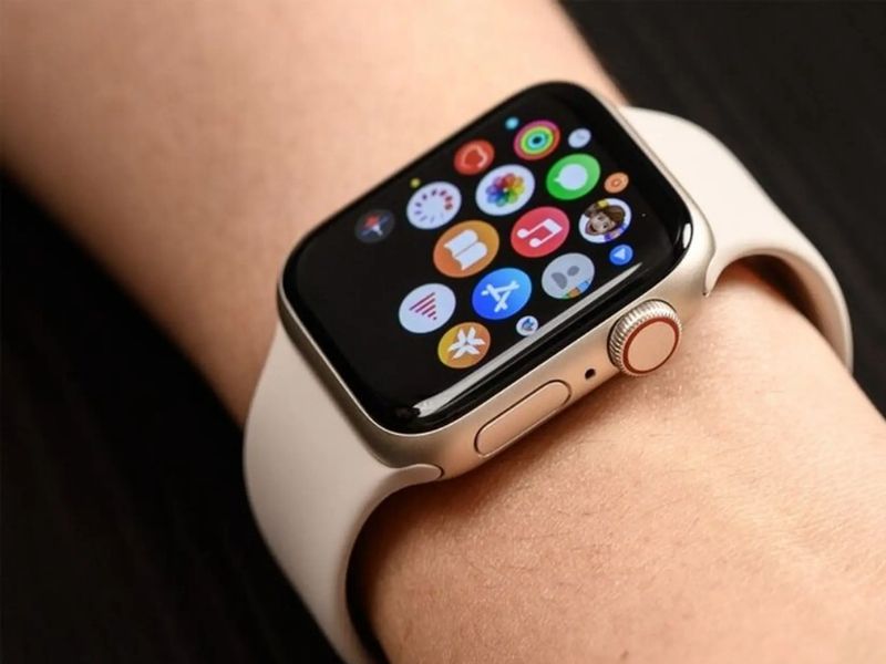 Đồng hồ thông minh theo dõi sức khỏe làm quà Tết