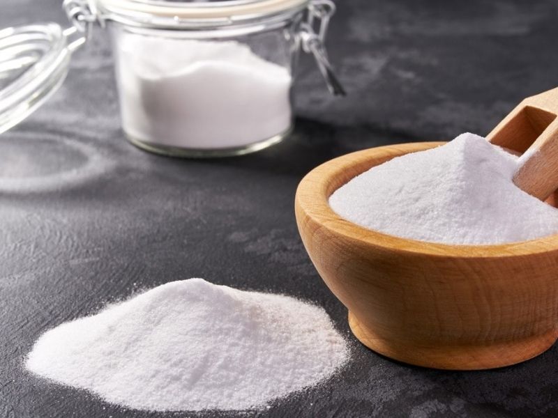 Dùng bột nở làm bánh để khử mùi hôi trên ghế massage