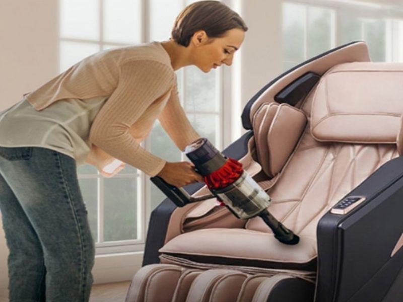 Dùng máy hút bụi vệ sinh bên trong ghế masssage 