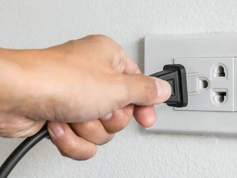 Kiểm tra ổ cắm và phích điện ghế massage