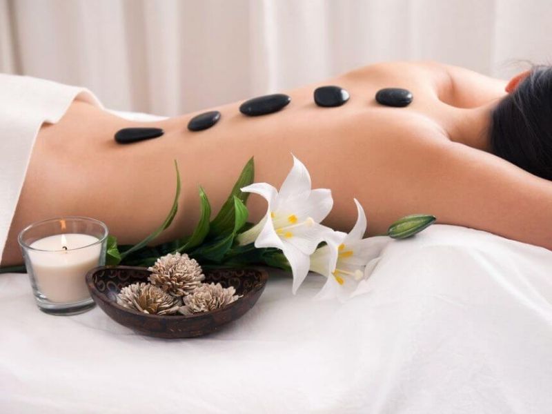 Massage đá nóng bằng đá bazan