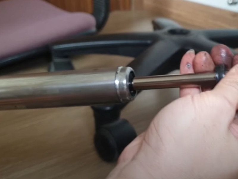 Piston tạo lực đẩy nhờ nén khí, dầu hoặc động cơ điện, giúp ghế nâng hạ mượt mà