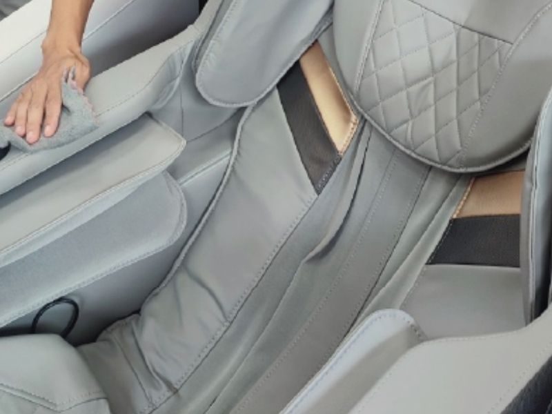 Nguyên nhân ghế massage xuất hiện mùi hôi do mồ hôi và độ ẩm