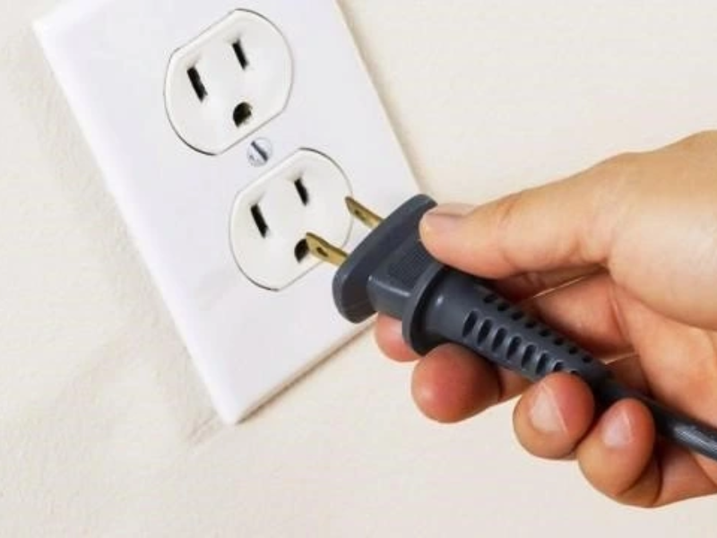 Rút phích cắm để bảo vệ linh kiện và an toàn cho người dùng.