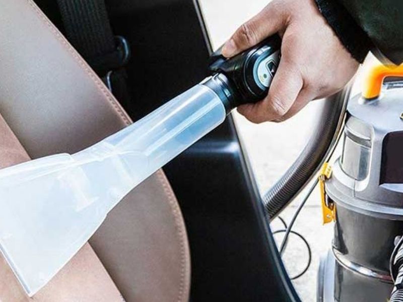 Sử dụng máy hút bụi để làm sạch ghế massage đúng cách