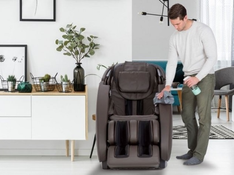 Vệ sinh bề mặt da ghế massage định kỳ để tránh bụi bẩn và khô nứt