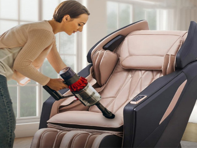 Vệ sinh định kỳ ghế massage giúp ghế luôn như mới