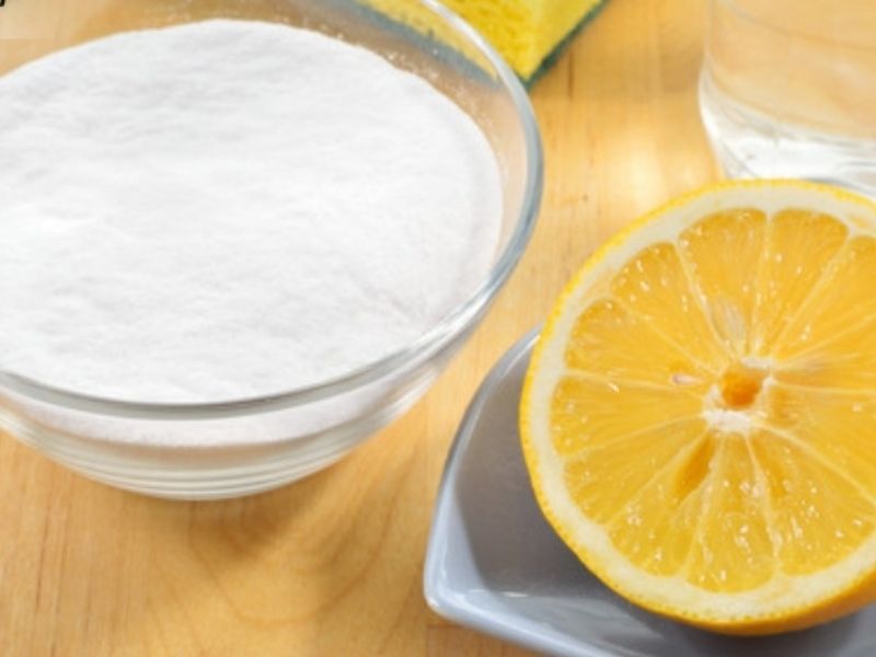 Vệ sinh ghế massage bằng bột giặt và nước cốt chanh